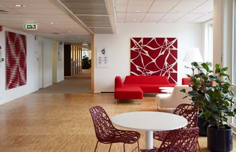 akustikmoduler i rød og hvid filt hos Tryg Oslo (2)